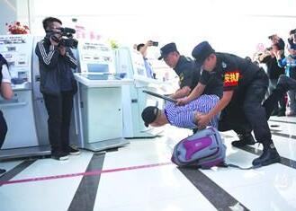 銀行內(nèi)遇搶劫咋應(yīng)對(duì)？襄陽(yáng)戎安保安公司演練給答案